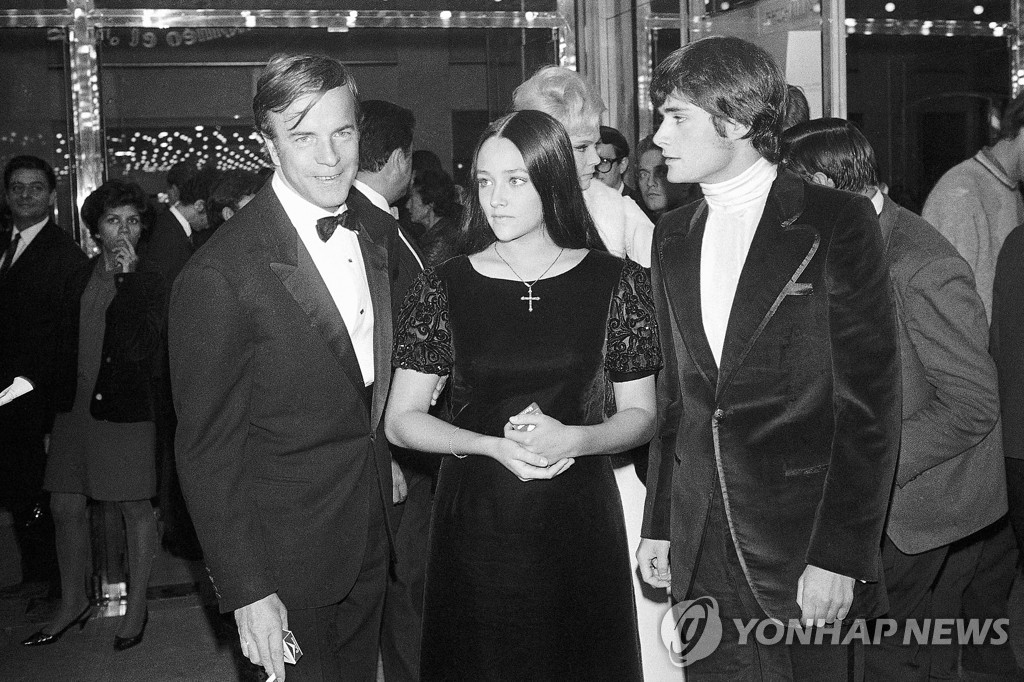 1968년 영화 ‘로미오와 줄리엣’의 주연배우들이 10대이던 촬영 당시 자신들 모르게 나체 촬영을 당했다며 제작사 패러마운트 픽처스를 고소했다. 사진은 프랑코 제피렐리(사진 맨 왼쪽) 감독과 ‘줄리엣’ 역의 올리비아 핫세(가운데), ‘로미오’ 역의 레너드 위팅(오른쪽) 2023.1.4 (AP=연합뉴스 자료사진)