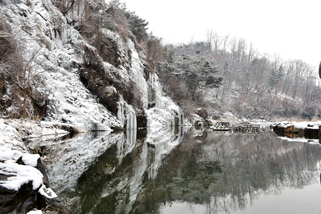 서울 서대문구 홍제천 인공폭포 전경. 서대문구는 이 폭포 앞 주차장 등 공간을 바꿔 수변 노천카페를 조성했다.서대문구청 제공