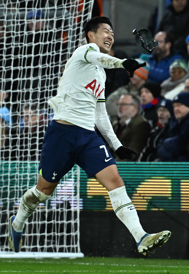 토트넘 홋스퍼의 손흥민이 5일 오전(한국시간) 영국 런던의 셀허스트 파크에서 열린 EPL 원정경기에서 후반 27분 골을 넣은 후 안면 보호 마스크를 벗어 던지고 있다.  AFP 연합뉴스