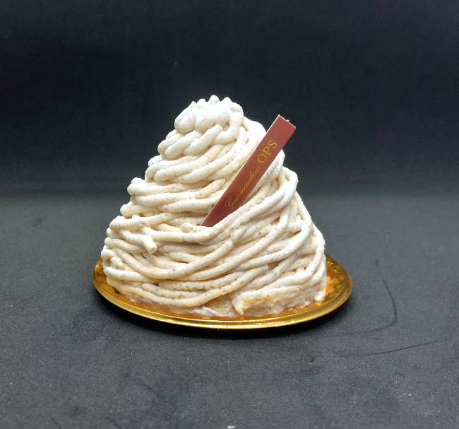 부산을 대표하는 빵집 중의 하나인 해운대 OPS의 몽블랑 케이크. 가늘게 뽑아낸 밤맛 크림으로 봉우리를 올렸다.