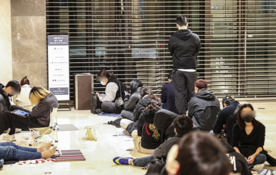 프랑스 패션잡화 브랜드 샤넬이 국내에서 가격 인상을 예고한 지난해 11월 3일 서울 시내 한 백화점 샤넬 매장 앞에서 입장 대기자들이 줄을 서 있다. 뉴시스