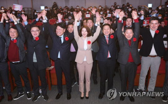 국민의힘 차기 당 대표 경선에 출마한 김기현(오른쪽 세번째) 의원이 5일 오후 서울 송파구민회관에서 열린 국민의힘 송파을 신년인사회에서 장제원(왼쪽 세번째) 의원, 배현진(가운데) 의원 등 동료 의원들과 기념촬영을 하고 있다. 연합뉴스