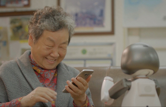 아기로봇 리쿠와 함께 앱 활용법을 배우는 어르신의 모습이다. 관악구청 제공