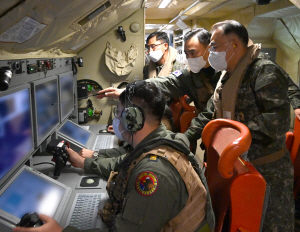 P-3C 해상초계기에 탑승해 전대 해상기동훈련을 현장 지도하는 이종호 해군참모총장. 해군 제공