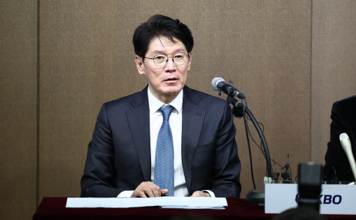 이강철 야구대표팀 감독이 4일 WBC 출전 최종엔트리를 발표하고 있다. 연합뉴스