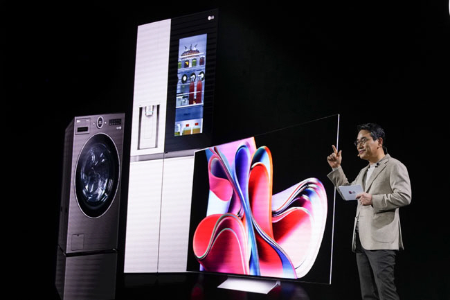 조주완 LG전자 사장이 4일 미국 라스베이거스 만달레이베이 호텔에서 열린 ‘LG 월드 프리미어(LG WORLD PREMIERE)’ 행사에서 사업 비전을 소개하고 있다.  AP 뉴시스