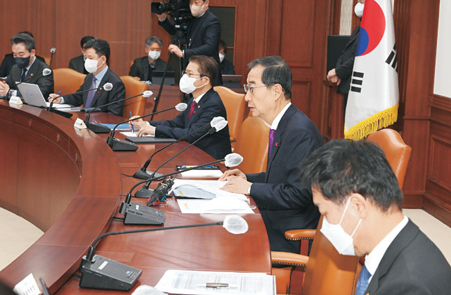 한덕수(오른쪽 두 번째) 국무총리가 5일 정부서울청사에서 열린 국정현안관계장관회의에서 모두발언을 하고 있다.  김호웅 기자
