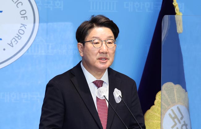 권성동 국민의힘 의원이 5일 국회 소통관에서 당 대표 불출마 선언을 하고 있다. 연합뉴스