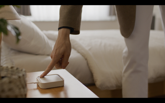 삼성전자가 오는 5일 개막하는 ‘소비자가전쇼(CES) 2023’에서 ‘스마트싱스 스테이션(SmartThings Station)’을 공개한다. 이 제품은 사용자가 삼성전자 스마트싱스의 스마트 홈 기능을 보다 쉽고 빠르게 사용할 수 있게 지원한다. 사진은 모델이 스마트싱스 스테이션을 사용하는 모습.   삼성전자 제공