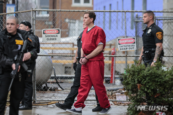 [펜실베이니아=AP/뉴시스]아이다호 대학생 4명을 살해한 혐의를 받는 브라이언 코버거가 지난 3일(현지시간) 펜실베이니아주 스트라우즈버그의 먼로 카운티 법원에서 연행되고 있다. 2023.01.05