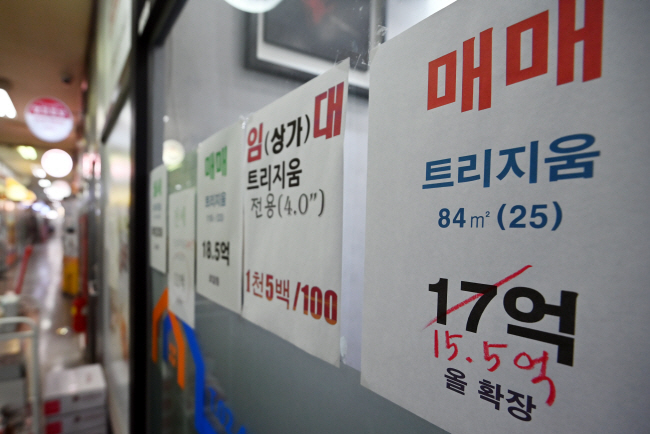 최근 정부의 전방위 규제 완화 속에 서울 아파트 매수심리가 소폭 개선되고 가격 하락세도 둔화했다. 그러나 규제가 유지된 ‘강남 3구’ 부동산 시장은 침체가 이어지고 있다. 6일 오전 서울 송파구 한 부동산 중개업소에 호가를 내린 매물 안내지가 붙어 있다. 박윤슬 기자