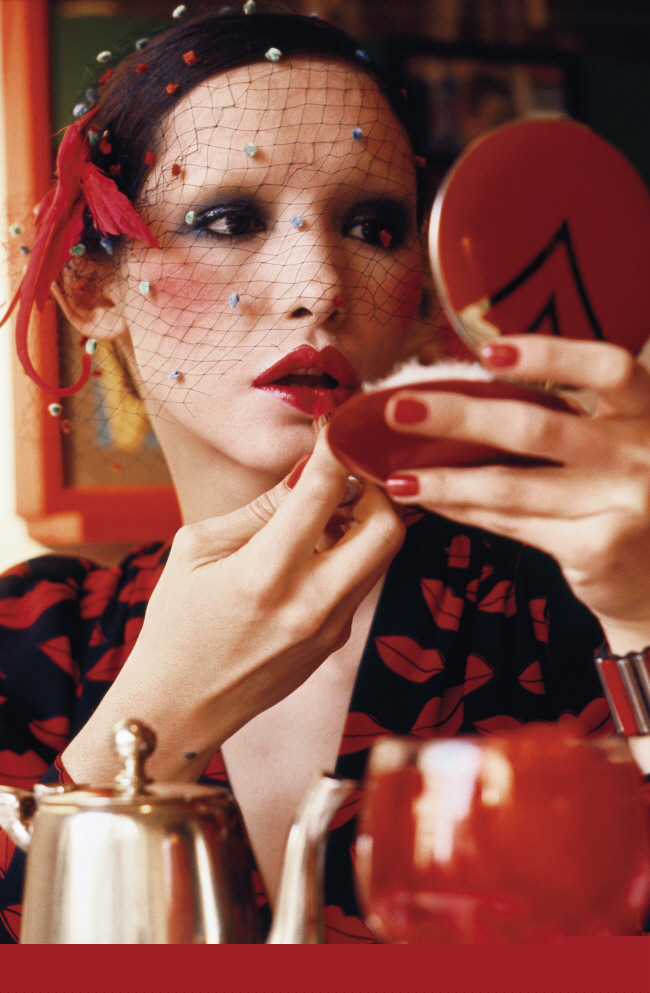 세계적 메이크업 아티스트인 리사 엘드리지가 쓴 ‘메이크업 스토리’는 선사시대부터 현대에 이르는 화장의 역사를 통해 얼굴을 꾸미는 행위의 의미와 맥락을 살핀다.  글항아리 제공