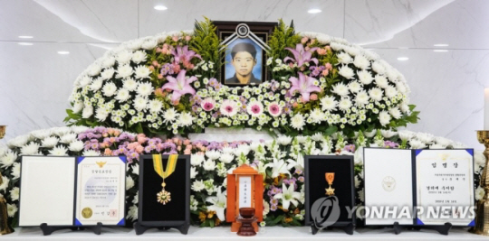 2020년 2월 서울 송파구 국립경찰병원 장례식장에 고(故) 유재국 경위의 빈소. 한강경찰대 소속 수상구조요원인 유 경위는 지난 15일 한강에서 투신자 수색 중 교각의 돌 틈에 몸이 끼어 물 밖으로 나오지 못하다 구조됐으나 숨졌다. 연합뉴스