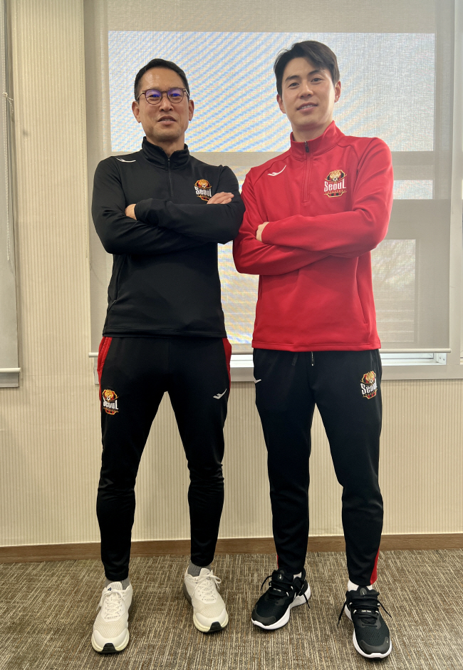 FC 서울의 안익수(왼쪽) 감독과 임상협이 5일 경기 구리 아천동의 GS챔피언스파크에서 포즈를 취하고 있다.