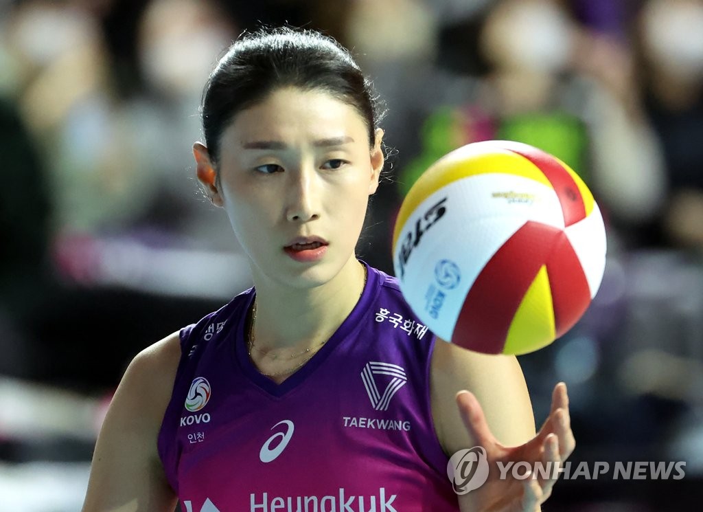 (인천=연합뉴스) 5일 인천 삼산월드체육관에서 열린 여자프로배구 흥국생명 핑크스파이더스와 GS칼텍스 KIXX 배구단의 경기. 3세트 흥국생명 김연경이 서브를 준비하고 있다. 2023.1.5