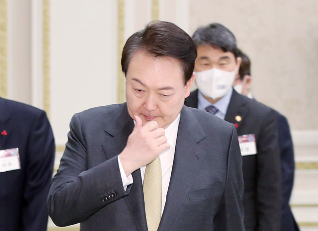 윤석열 대통령이 5일 청와대 영빈관에서 열린 교육부-문화체육관광부 업무보고에 입장하고 있다. 연합뉴스