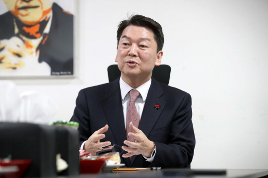 [안철수 국민의힘 의원이 7일 국민의힘 용산구 당원협의회 당원들과 간담회를 하고 있다. 뉴시스
