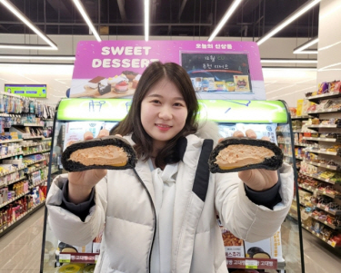 편의점 CU가 겨울 한정 상품으로 선보인 ‘황치즈 생크림빵’을 모델이 소개하고 있다. CU 제공
