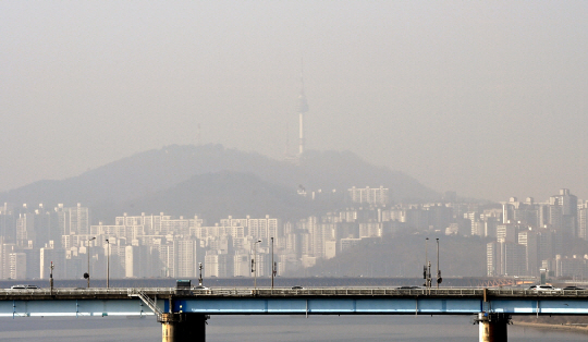 8일 오전 서울 광진구 뚝섬한강공원에서 바라본 남산 일대가 뿌옇다.  윤성호 기자