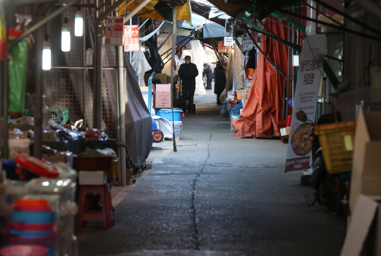지난 2일 서울 시내의 한 전통시장 모습. 불황을 반영하듯 썰렁하기만 하다. 연합뉴스
