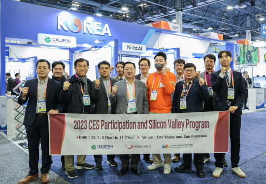 이장우 대전시장이 6일(현지시간) 미국 라스베이거스 CES2023 전시장에서 대전 벤처기업인들과 기념촬영을 하고 있다. 대전시청 제공
