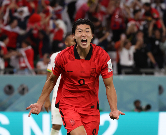 지난해 11월 28일 카타르 알라이얀 에듀케이션 시티 스타디움에서 열린 2022 카타르 월드컵 H조 2차전 대한민국과 가나의 경기에서 조규성이 동점골을 넣고 환호하고 있다. 뉴시스
