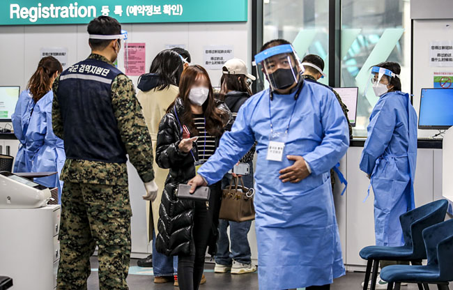 중국발 입국자 코로나19 검사 의무화가 시행중인 지난 6일 인천국제공항 코로나19 검사센터에서 상하이발 입국자들이 검사를 위해 대기하고 있다. 뉴시스