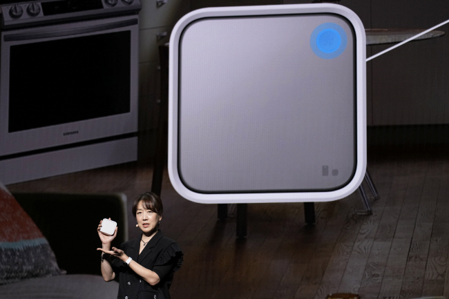 정재연 삼성전자 디바이스플랫폼센터 부사장이 4일(현지시간) 미국 라스베이거스 ‘CES 2023’ 프레스 콘퍼런스에서 스마트홈 기능을 보다 쉽고 빠르게 사용할 수 있는 ‘스마트싱스 스테이션’을 공개하고 있다.  뉴시스