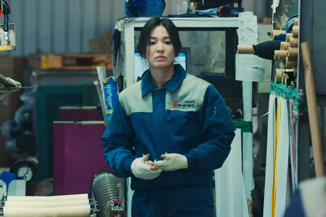 돈과 ‘빽’이 없어 학교폭력의 피해자가 된 ‘더 글로리’의 문동은(송혜교 분)은 공장에서 일하며 검정고시를 치러 교사가 된 후 가해자들을 상대로 복수를 꿈꾼다.  넷플릭스 제공