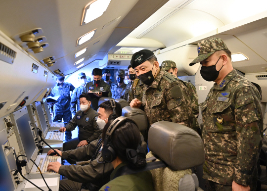 김승겸 합참의장이 9일 공중기동정찰사에서 E-737 항공통제기에서 작전 대비태세 현장지도를 하고 있다. 합동참모본부 제공