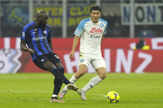 SSC 나폴리의 김민재(오른쪽). AP뉴시스