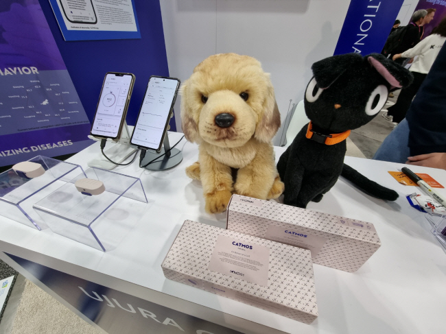 6일 라스베이거스 베네시안 엑스포 내 스타트업 전시관에 국내 벤처기업 우주라컴퍼니가 선보인 펫테크 기기 ‘캣모스’가 전시돼있는 모습. 라스베이거스=이근홍 기자