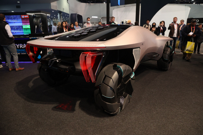 7일(현지시간) ‘소비자가전쇼(CES) 2023’이 열리는 미국 라스베이거스 컨벤션센터에서 이탈리아 자동차 디자인 회사 ‘이탈디자인’ 부스를 찾은 관람객들이 미래 시대 디자인을 적용한 드로리안 차량을 살펴보고 있다. UPI 연합뉴스