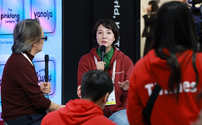 이영(오른쪽) 중소벤처기업부 장관이 6일(현지시간) 미국 라스베이거스 베네시안 엑스포에서 열린 K-스타트업 행사에 참여해 국내 스타트업 업체들의 경쟁력 등을 소개하고 있다.  연합뉴스