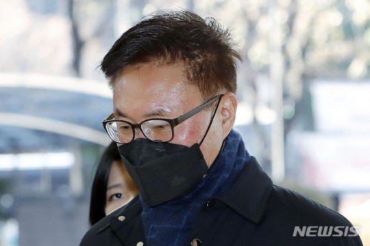 박성민 전 서울경찰청 공공안녕정보외사부장이 지난달 5일 서울 마포구 서울서부지방법원에서 열린 이태원 참사 증거인멸교사 혐의 영장실질심사에 출석하고 있다. 뉴시스