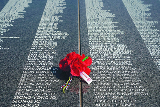 미국 워싱턴DC 한국전 참전용사 기념공원에 세워진 ‘추모의 벽’. AP 뉴시스