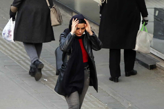 이란 당국이 여성의 ‘히잡 착용’ 의무 위반에 대한 처벌 강화를 경찰에 지시한 것으로 알려진 가운데 10일(현지시간) 수도 테헤란의 거리에서 한 여성이 히잡을 고쳐 쓰고 있다. EPA·연합뉴스