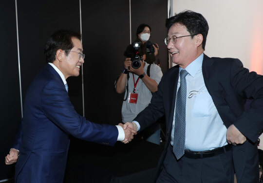 2021년 9월 9일 서울 금천구 즐스튜디오에서 열린 국민의힘 대선 경선 후보 국민 시그널 공개면접에 참가한 홍준표(왼쪽) 예비후보가 면접을 마치고 이동하는 유승민 예비후보와 악수하고 있다. 뉴시스