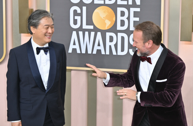 박찬욱(왼쪽) 감독이 10일(현지시간) 미국 캘리포니아주 베벌리 힐튼 호텔에서 열린 레드카펫 행사에서 작품상 후보에 오른 라이언 존슨 감독과 웃으며 대화를 주고받고 있다. AFP 연합뉴스
