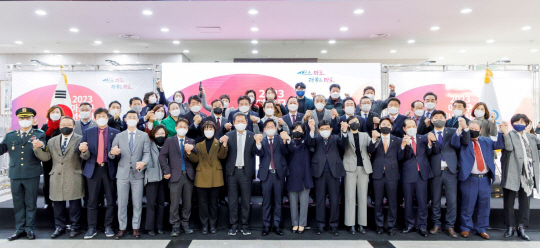 박강수 마포구청장(앞줄 왼쪽 아홉 번째)이 11일 2023년 마포구 신년인사회를 성공적으로 마치고 주요 참석자들과 단체사진을 찍고 있다. 마포구청 제공