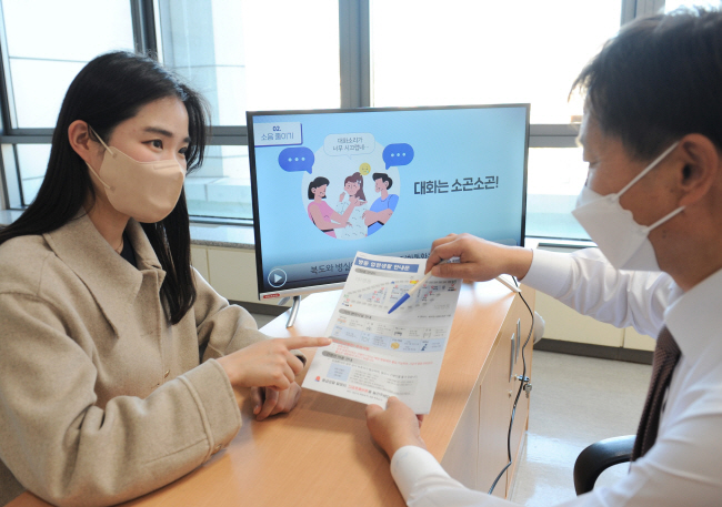 세브란스병원이 ‘환자 존중 캠페인’ 등을 펼치며 ‘국가고객만족도(NCSI) 조사’에서 2년 연속 1위를 기록한 가운데, 해당병원 직원이 입원환자 보호자에게 병실 생활 에티켓을 설명하고 있다.  세브란스 병원 제공