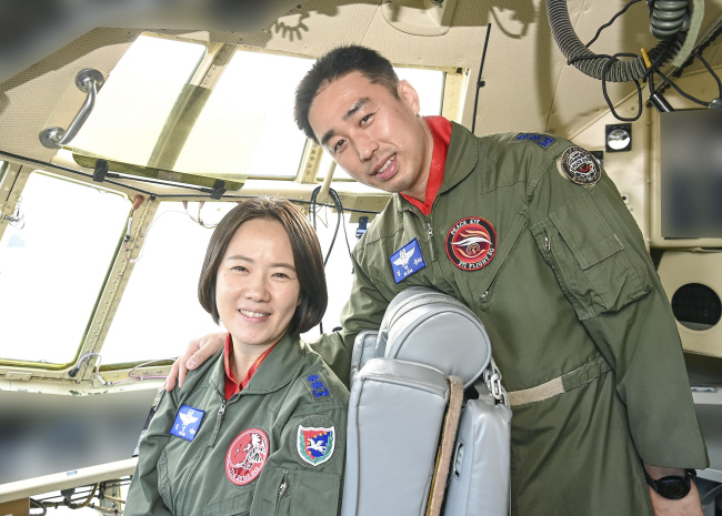 대한민국 공군 최초 부부 비행대대장. 김민지(왼쪽) 중령과 김익규 중령.  공군 제공