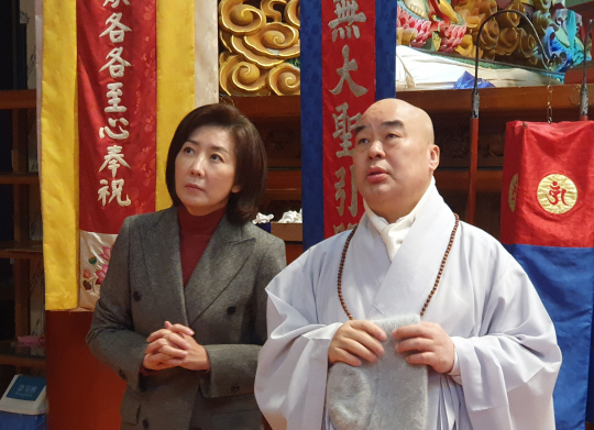 나경원(왼쪽) 국민의힘 전 의원이 저출산고령사회위원회 부위원장 직에 대한 사직서를 제출한 13일 대한불교 천태종 총본산인 충북 단양 구인사를 방문, 총무원장인 무원 스님의 안내를 받으며 경내를 돌아보고 있다. 연합뉴스·독자제공