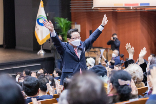 최호권 영등포구청장이 신년인사회에서 구민들의 환호에 양손을 흔들며 답하고 있다. 영등포구청 제공