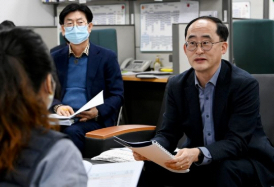 유권홍(오른쪽) 시정혁신관이 지난달 6일 시청 기자실에서민선8기 인천시 혁신과제를 발표하고 있다. 인천시청 제공