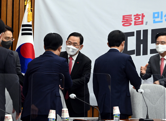 주호영(오른쪽 세 번째) 국민의힘 원내대표가 국회에서 열린 원내대책회의에서 참석자들과 인사를 나누고 있다. 윤성호 기자