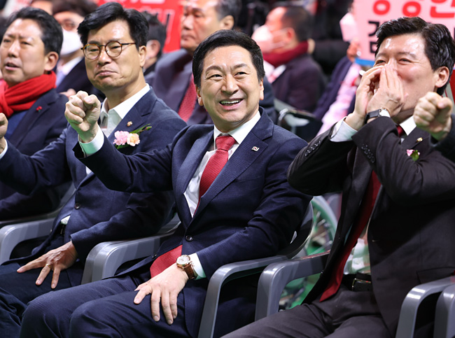 국민의힘 당권 주자인 김기현(오른쪽 두번째) 의원이 14일 경북 구미시 복합스포츠센터에서 열린 국민의힘 전당대회 경북출범식에 참석해 활짝 웃으며 주먹을 쥐어 보이고 있다. 연합뉴스