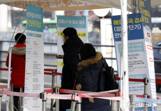 지난 8일 서울역 임시선별검사소를 찾은 시민이 유전자증폭(PCR) 검사를 하기 전 전자문진표를 작성하고 있다.뉴시스