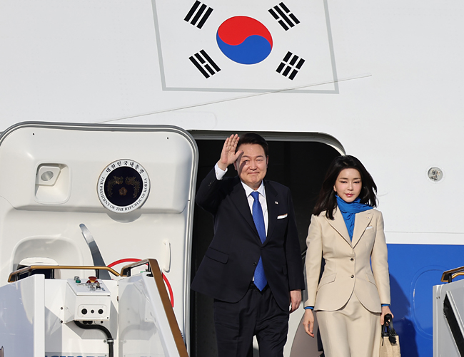 윤석열 대통령과 김건희 여사가 14일(현지시간) 아랍에미리트(UAE) 아부다비 왕실공항에 도착, 공군 1호기에서 내리며 인사하고 있다. 연합뉴스