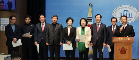 조해진(오른쪽) 국민의힘 의원이 지난 9일 국회 소통관 기자회견을 열고 여야에 ‘초당적 정치개혁 의원 모임’을 제안하고 있다. 연합뉴스